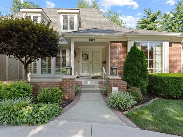 8422 Reinhardt Ln, Leawood, KS 66206