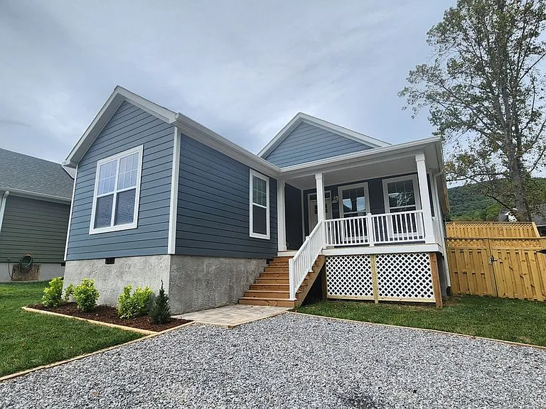 1128 Blueview Dr — Photo 2
