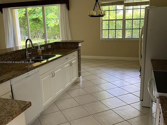 4th image of 701 Tulip Cir