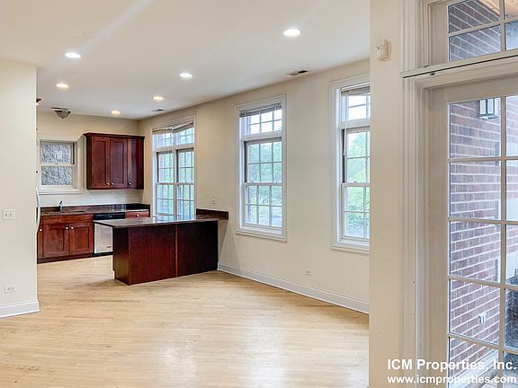 3rd image of 2933 N Southport Ave #2