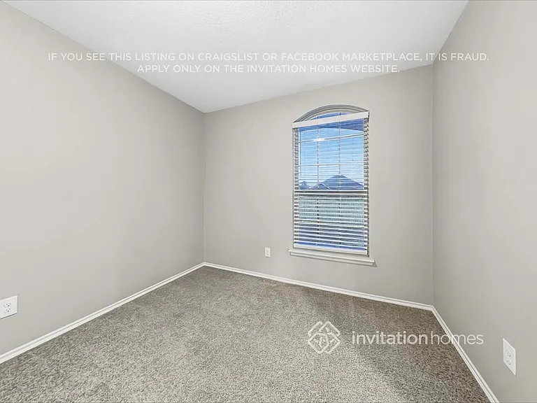 313 Eastland Ct — Photo 4