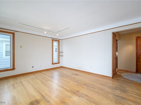 4th image of 8501 Pinegrove Ave