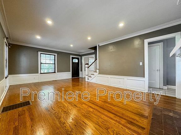 2nd image of 14 E 67th St