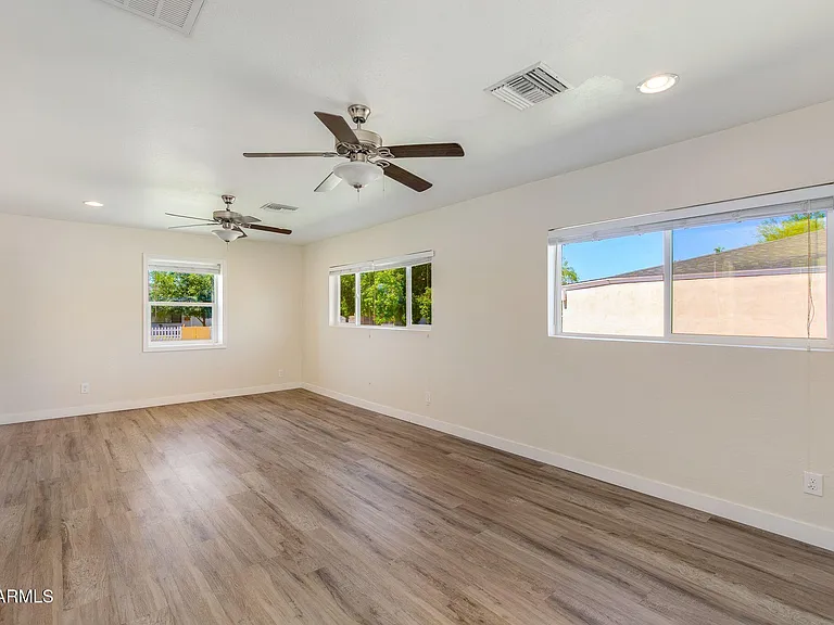 5002 E Mitchell Dr — Photo 11
