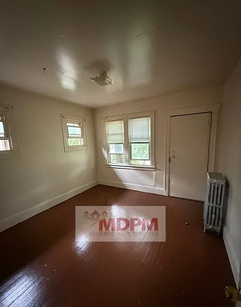 3 bed, 800 sqft, $1,000 — Photo 3