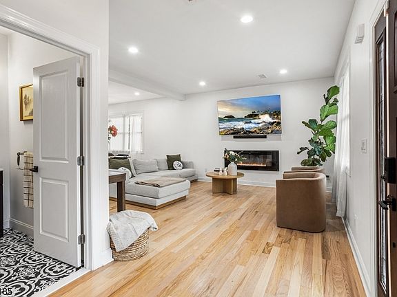 4th image of 29 Tennis Rd