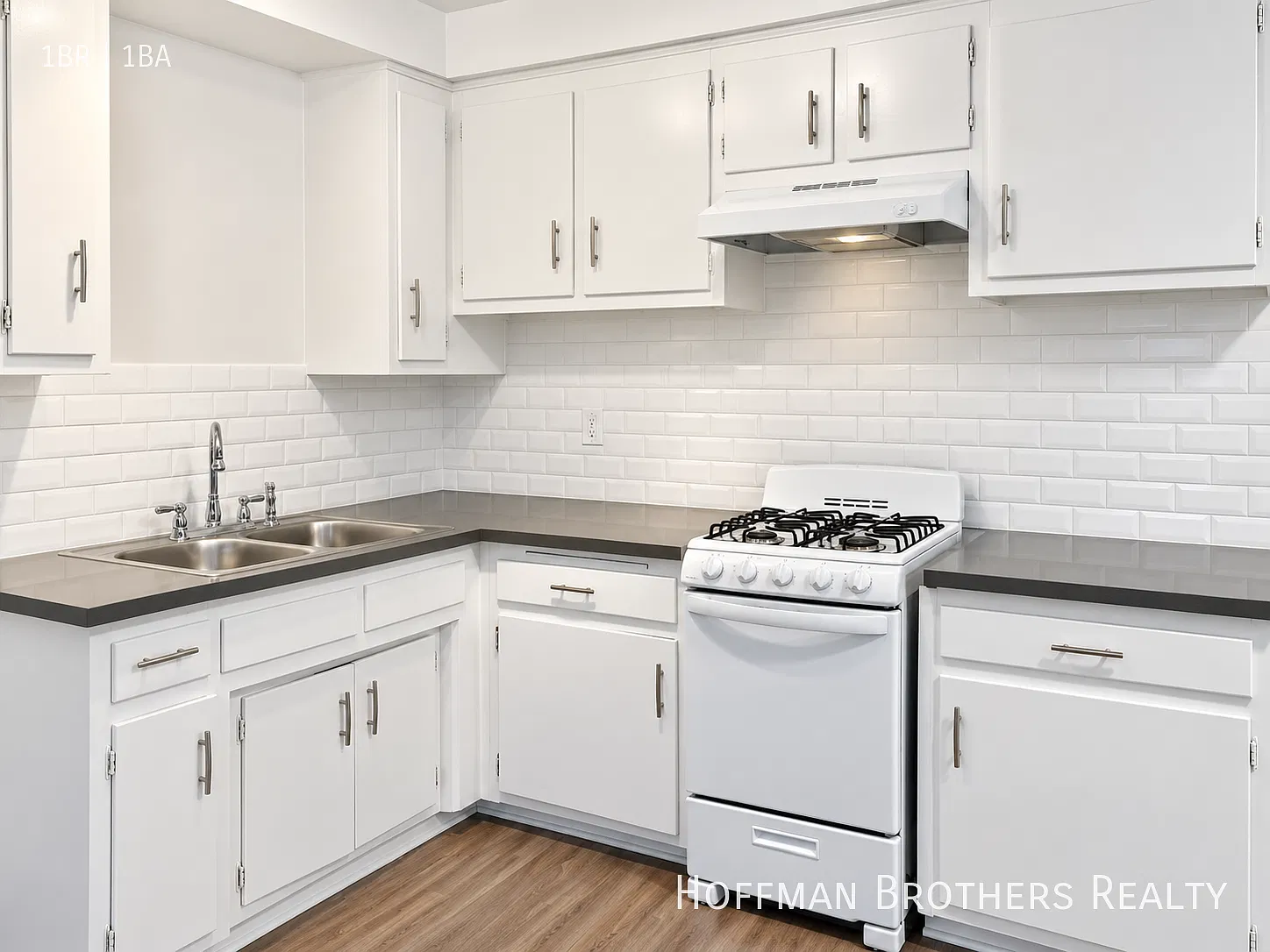 2nd Month Free! 1br With Pool, Wood Floors, Mirrored Closets & On-Site Laundry! — Photo 2