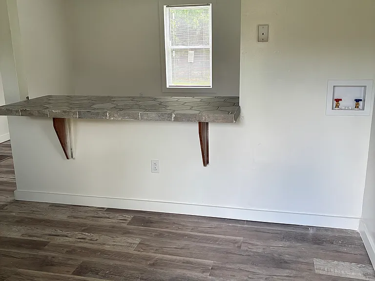 102 Thacker Ln #104 — Photo 2