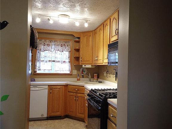 3rd image of 825 Greenfield Dr