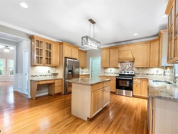 2nd image of 8 Whispering Woods Ln