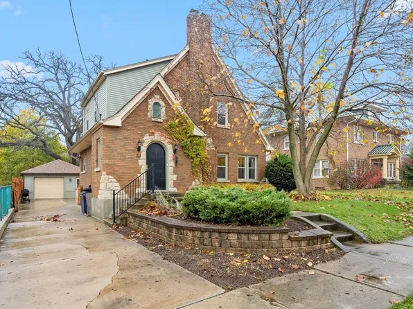 111 Hamilton Ave, Elgin, IL 60123