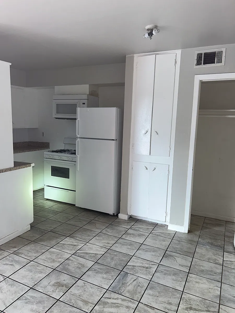 Building Photo - 3414 Woodridge Dr #7