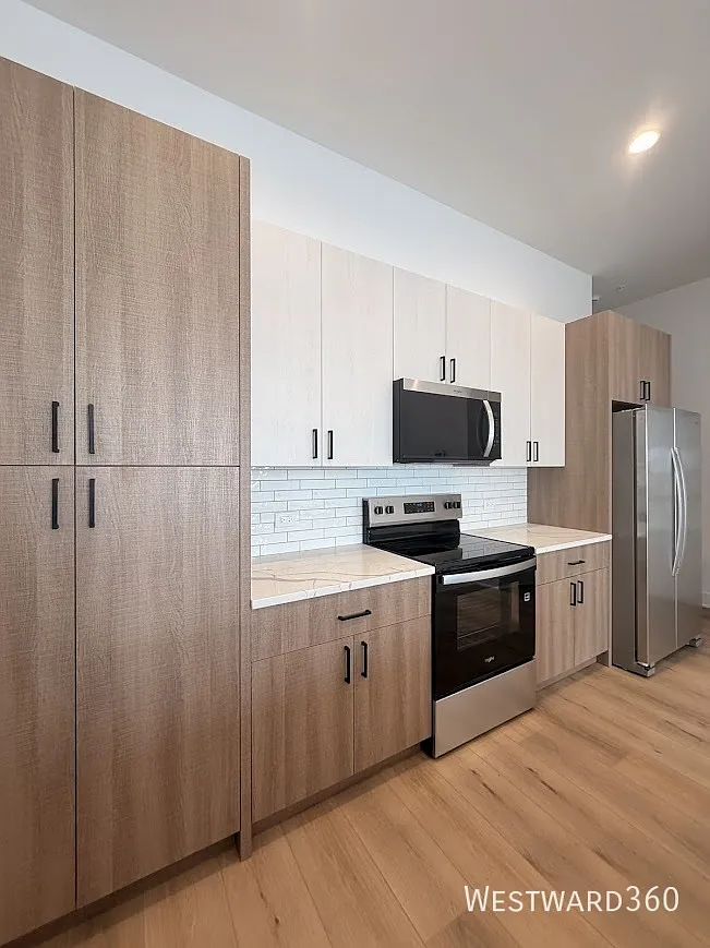 Brand New Luxury 3BR/2BA with Balcony & Parking in UIC/Medical District — Photo 2