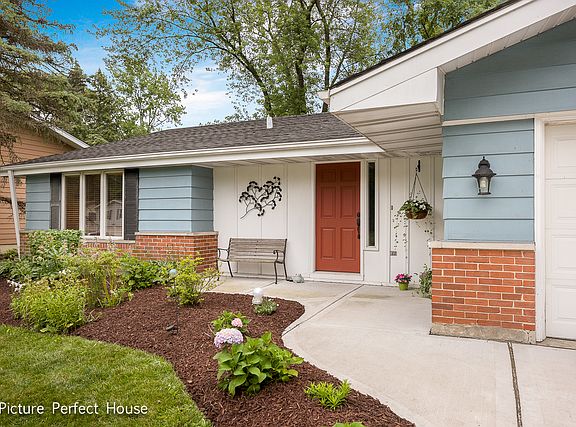 3rd image of 21W621 Glen Valley Dr