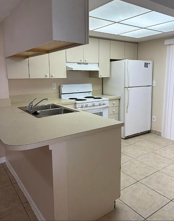 1st image of 811 SE 12th Ave APT 301