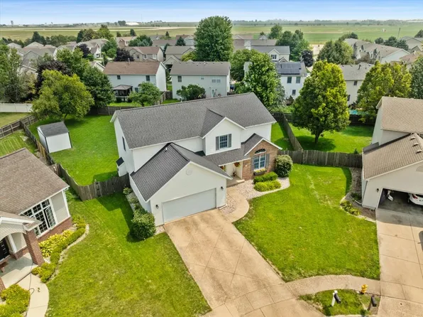 18 Cave Creek Ct, Bloomington, IL 61704