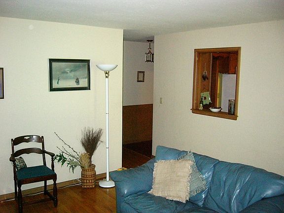 3rd image of 1409 Oakwood Dr