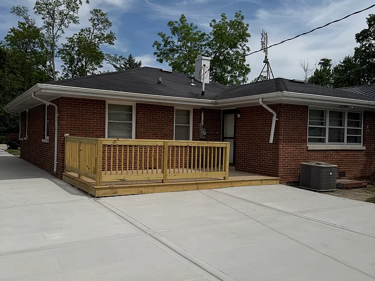 124 N State St — Photo 2