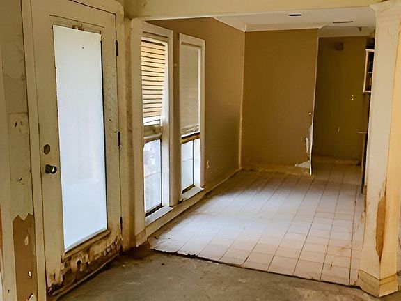 2nd image of 1504 Roswell St