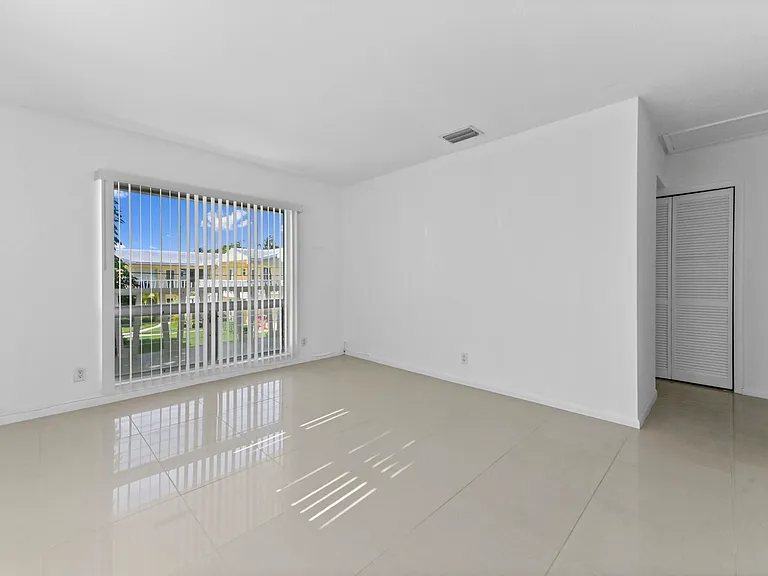 2755 NE 28th Ave #F1 — Photo 12