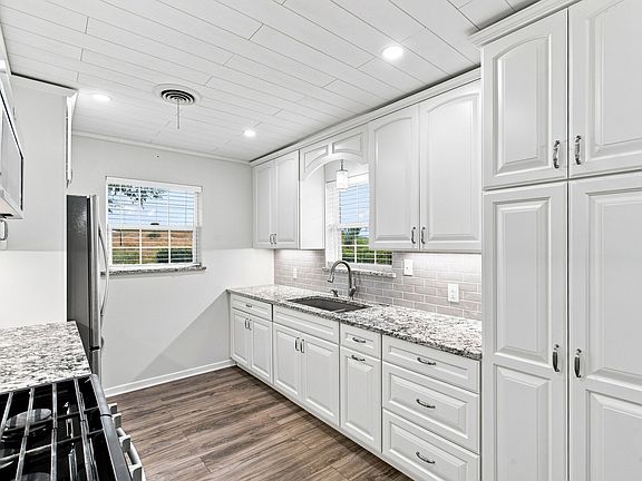 2nd image of 300 Parkwood Pl