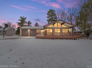 1630 Orchid St, Waterford, MI 48328