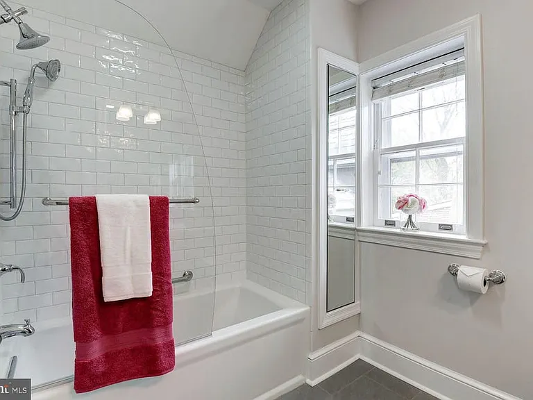 4929 Macarthur Blvd NW — Photo 12