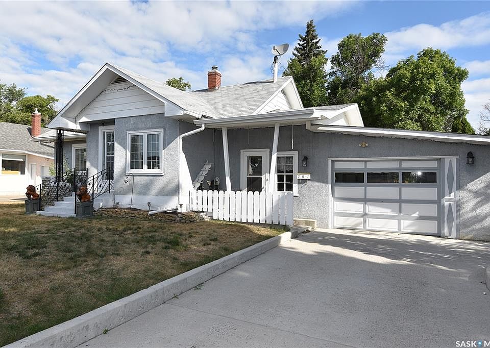 1st image of 207 Pine AVENUE