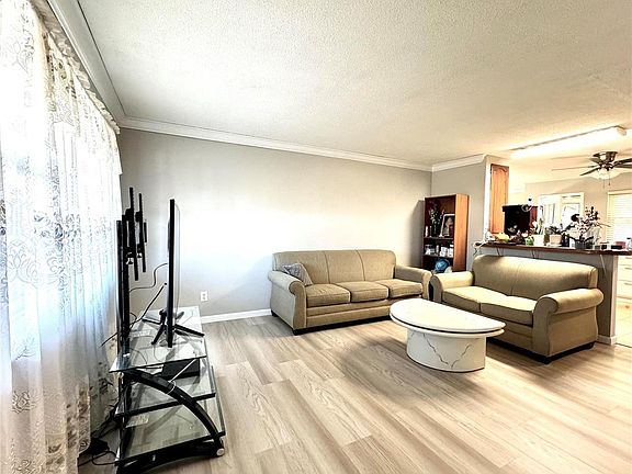 3rd image of 2624 Camino Dr