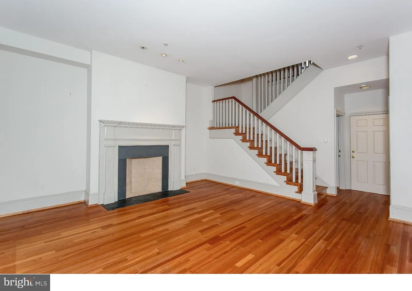 3 bed, 3.5 bath, 2000 sqft, $3,900 — Photo 2