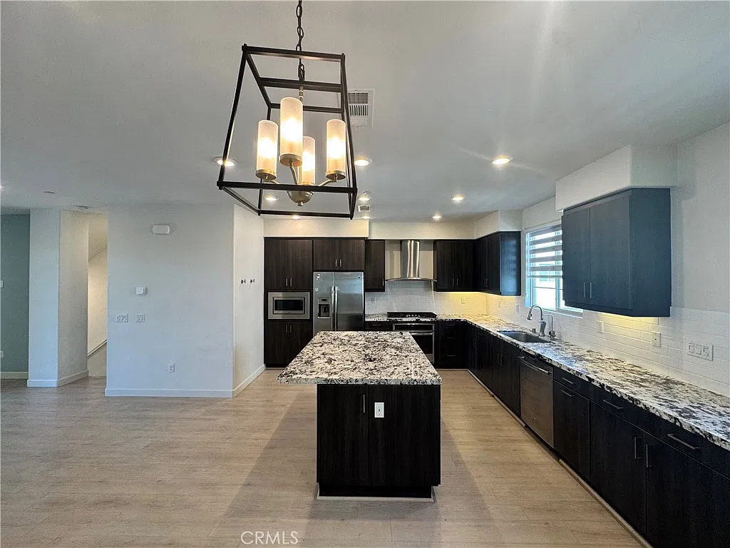 3 bed, 3.5 bath, 2036 sqft, $4,900 — Photo 3