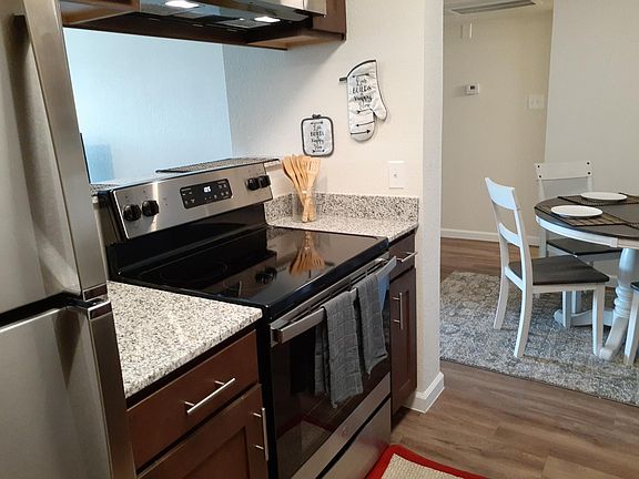 4th image of 902 North Ave #403