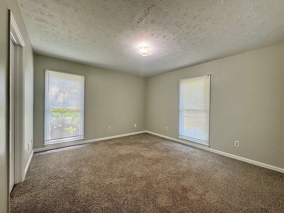 Secondary Bedroom - 12'9"x12'1"