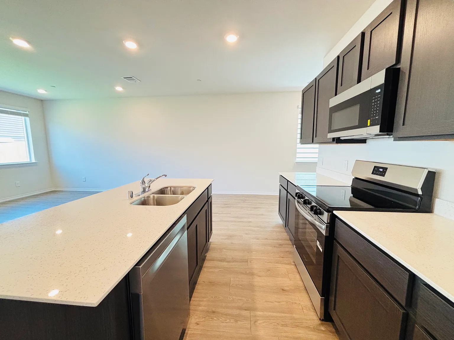 4 bed, 2.5 bath, 1720 sqft, $2,300 — Photo 3