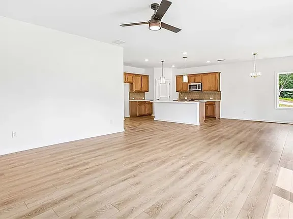 4 bed, 2.5 bath, 2409 sqft, $2,800 — Photo 3