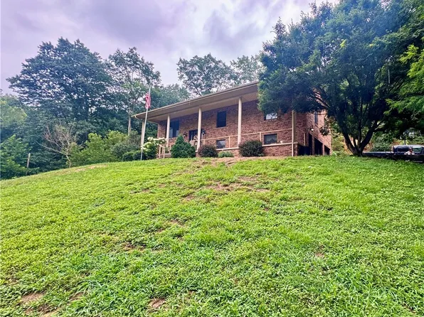 2141 Queen Rd, Clendenin, WV 25045