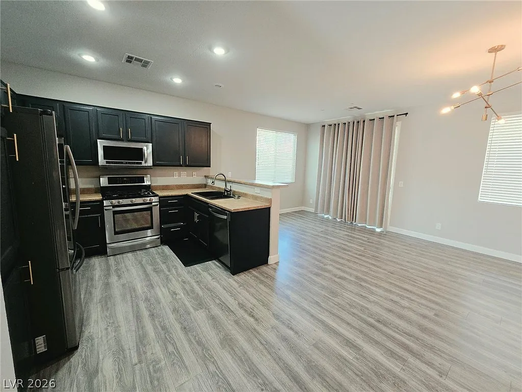 3 bed, 2.0 bath, 1426 sqft, $2,000 — Photo 3