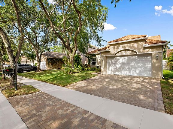 3rd image of 1319 Bayview Cir