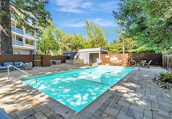 4th image of 725 Mariposa Ave APT 102