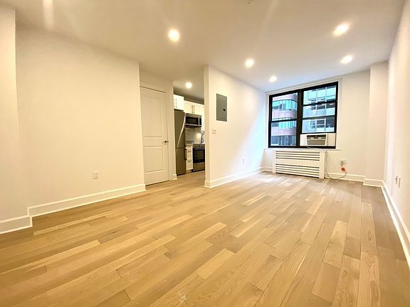 4th image of 160 E 48th St APT 10K