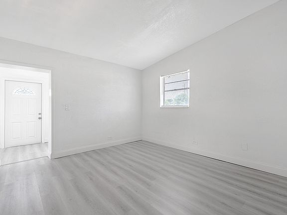 5th image of 316 NW 20th Terrace
