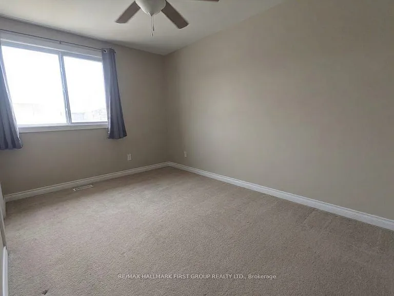 15 Thorncroft Cres — Photo 8