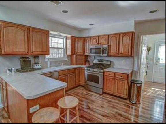 4th image of 180 Royal Oak Drive