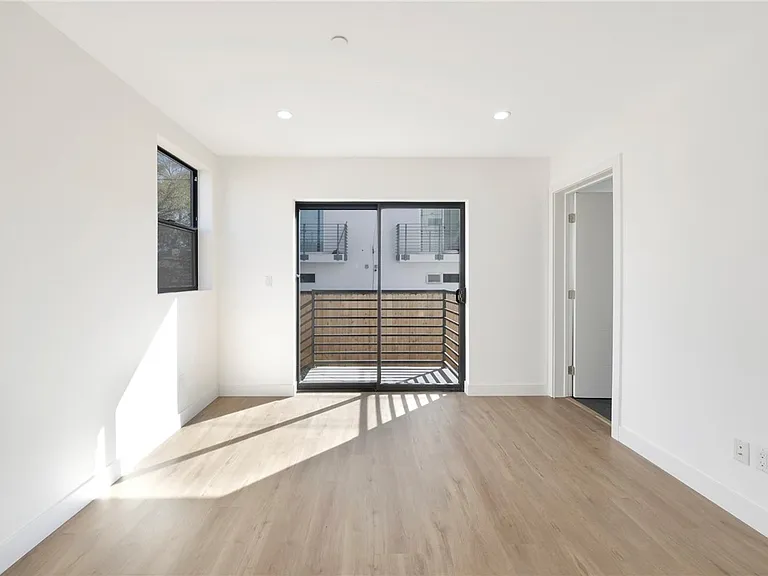 1856 S Redondo Blvd — Photo 11