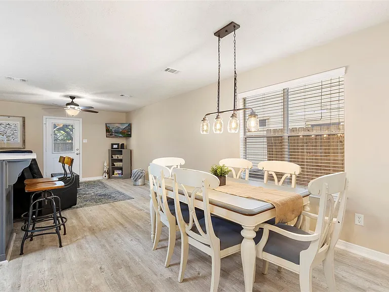 207 Foster St — Photo 4