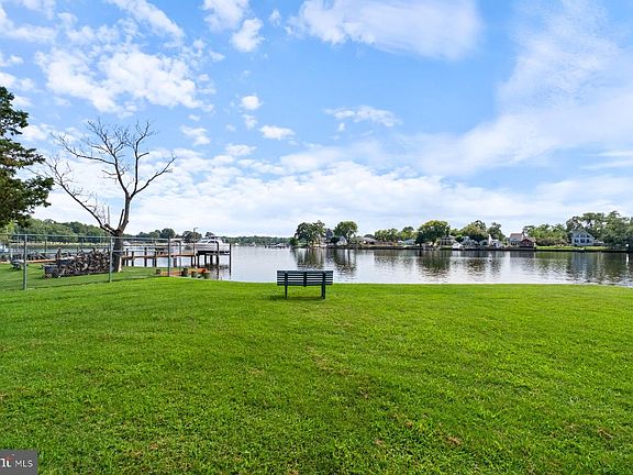 5th image of 402 Bayside Dr