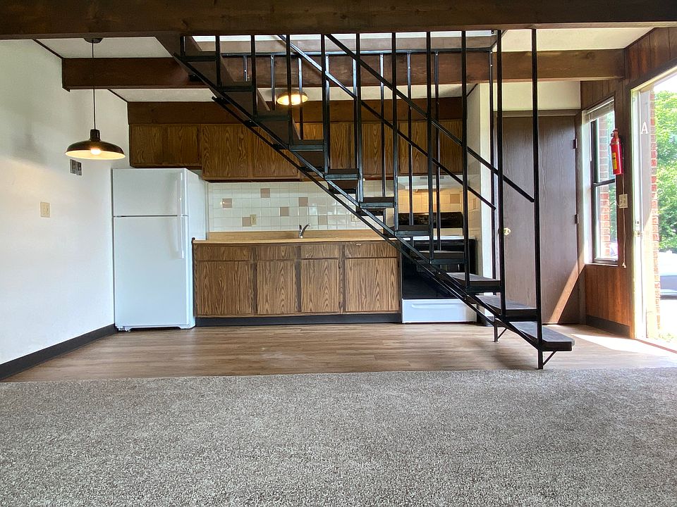 kitchen/dining area w/ new flooring