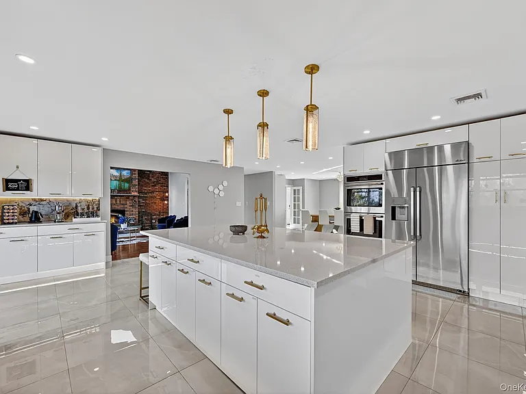 66 Murray Dr — Photo 9