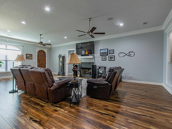 5th image of 9800 Oak Forest Ln