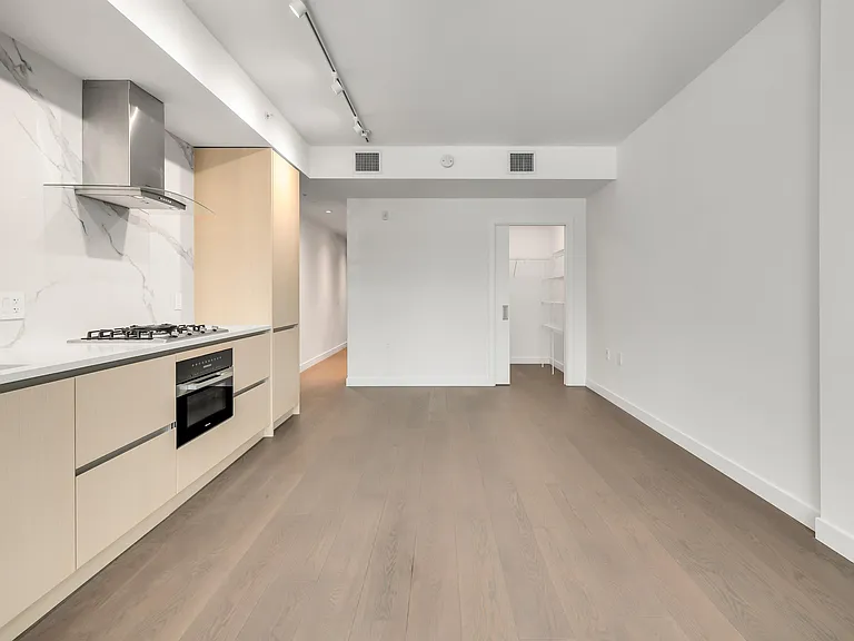 5168 Cambie St #113 — Photo 3